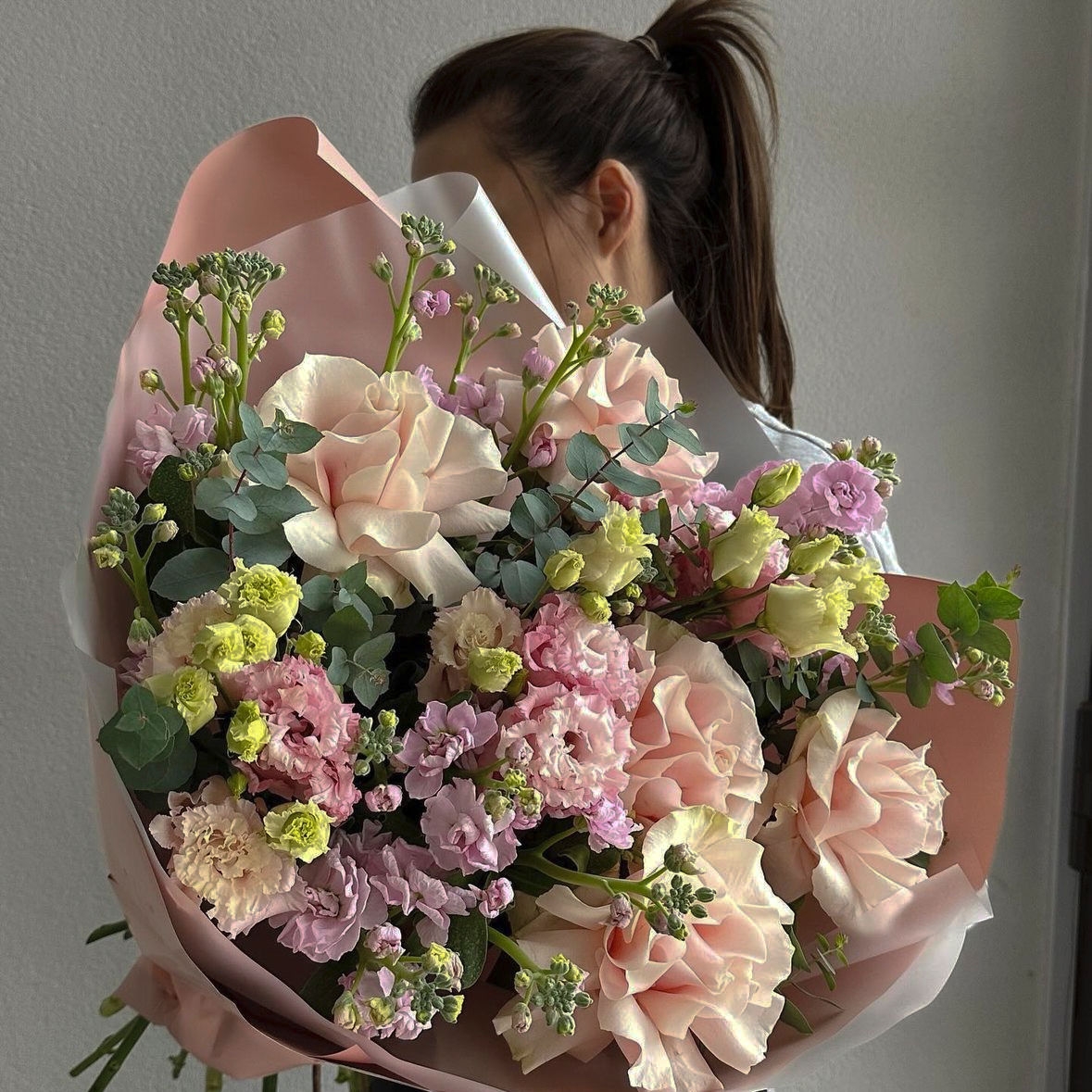 ФРАНЦУЗСКИЕ РОЗЫ С АРОМАТНОЙ МАТИОЛЛОЙ