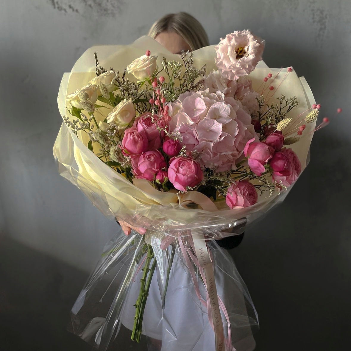 ПИОНОВИДНАЯ РОЗА И ГОРТЕНЗИЯ