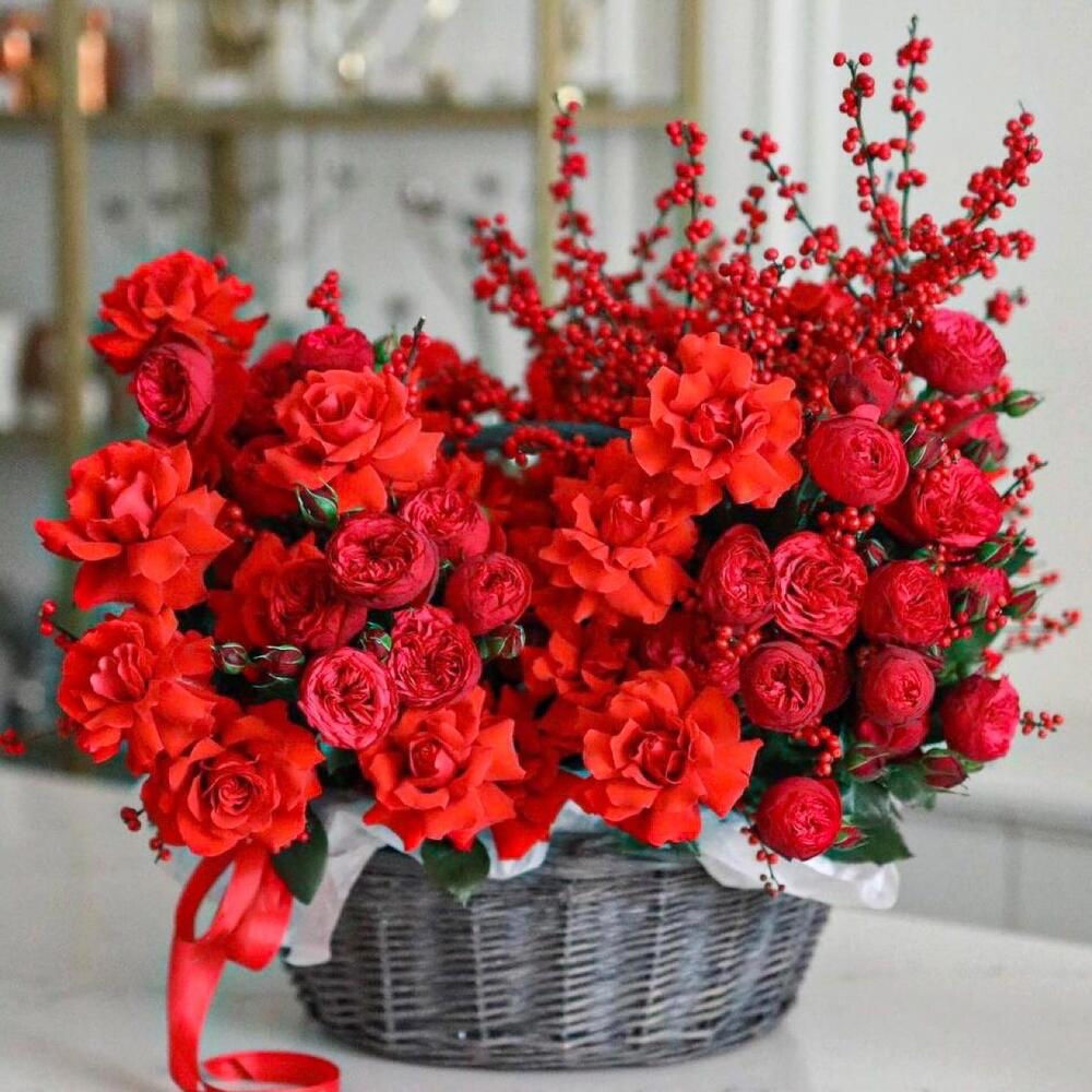 КОМПОЗИЦИЯ ИЗ КРАСНЫХ РОЗ В КОРЗИНЕ