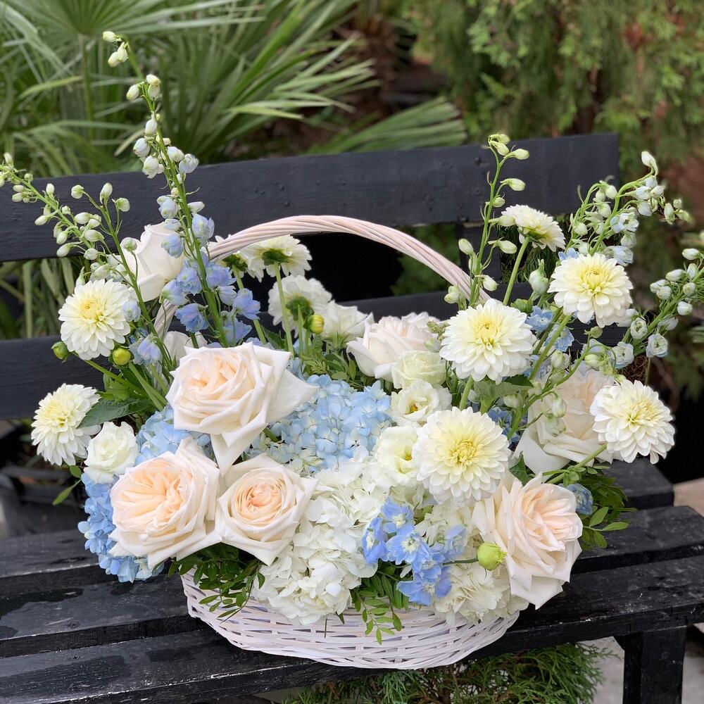 ЦВЕТЫ В КОРЗИНЕ