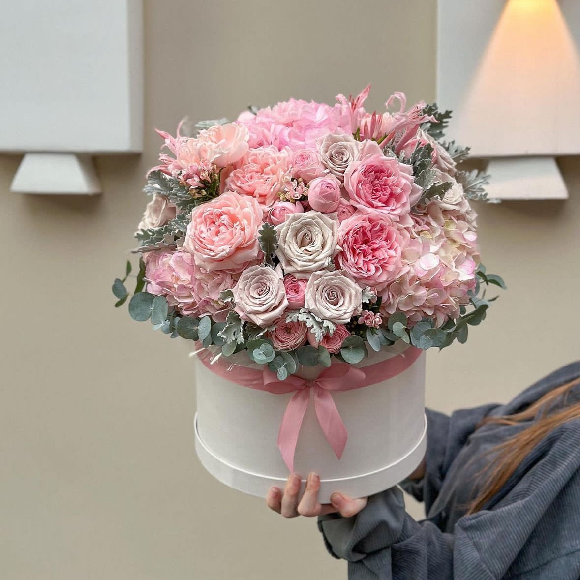 КОРОБКА С ПИОНОВИДНЫМИ РОЗАМИ