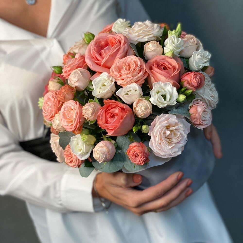 Цветы в коробке с ароматным эвкалиптом