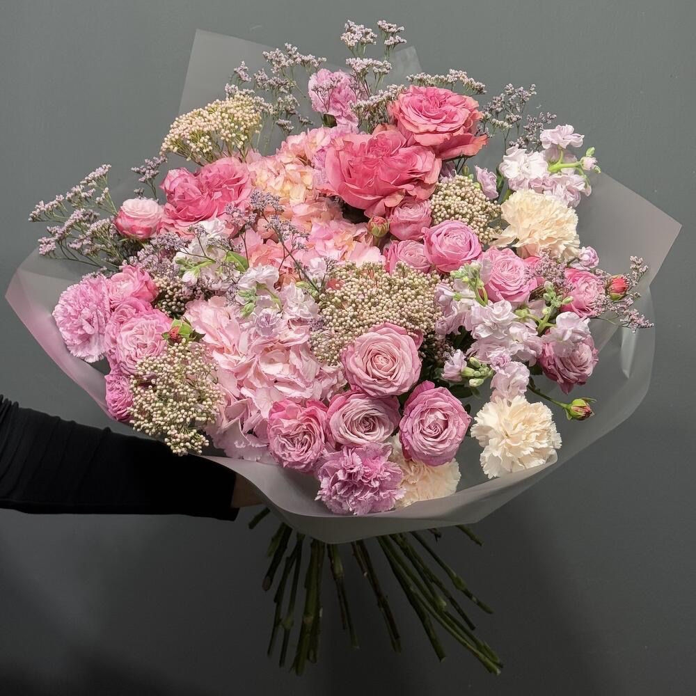 Круглый нежный букет с пионовидными розами