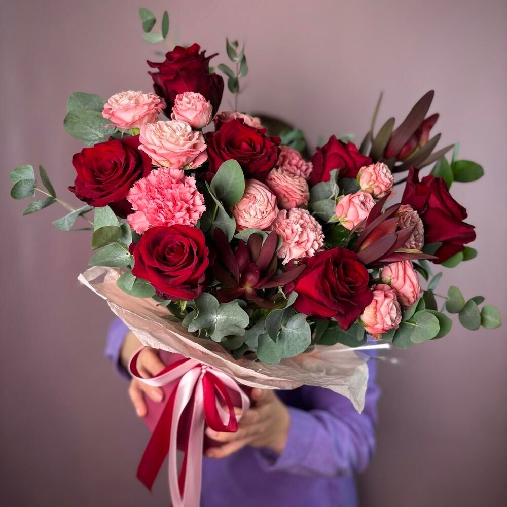 Цветы в шляпной коробке с кустовыми пионовидными розами Мадам Бомбастик,