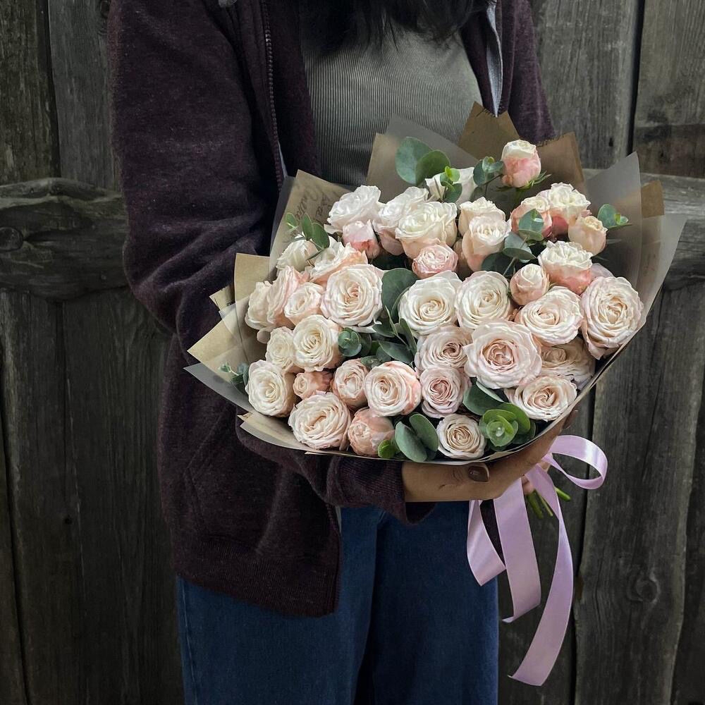 Монобукет из кустовой пионовидной розы "Бомбастик"