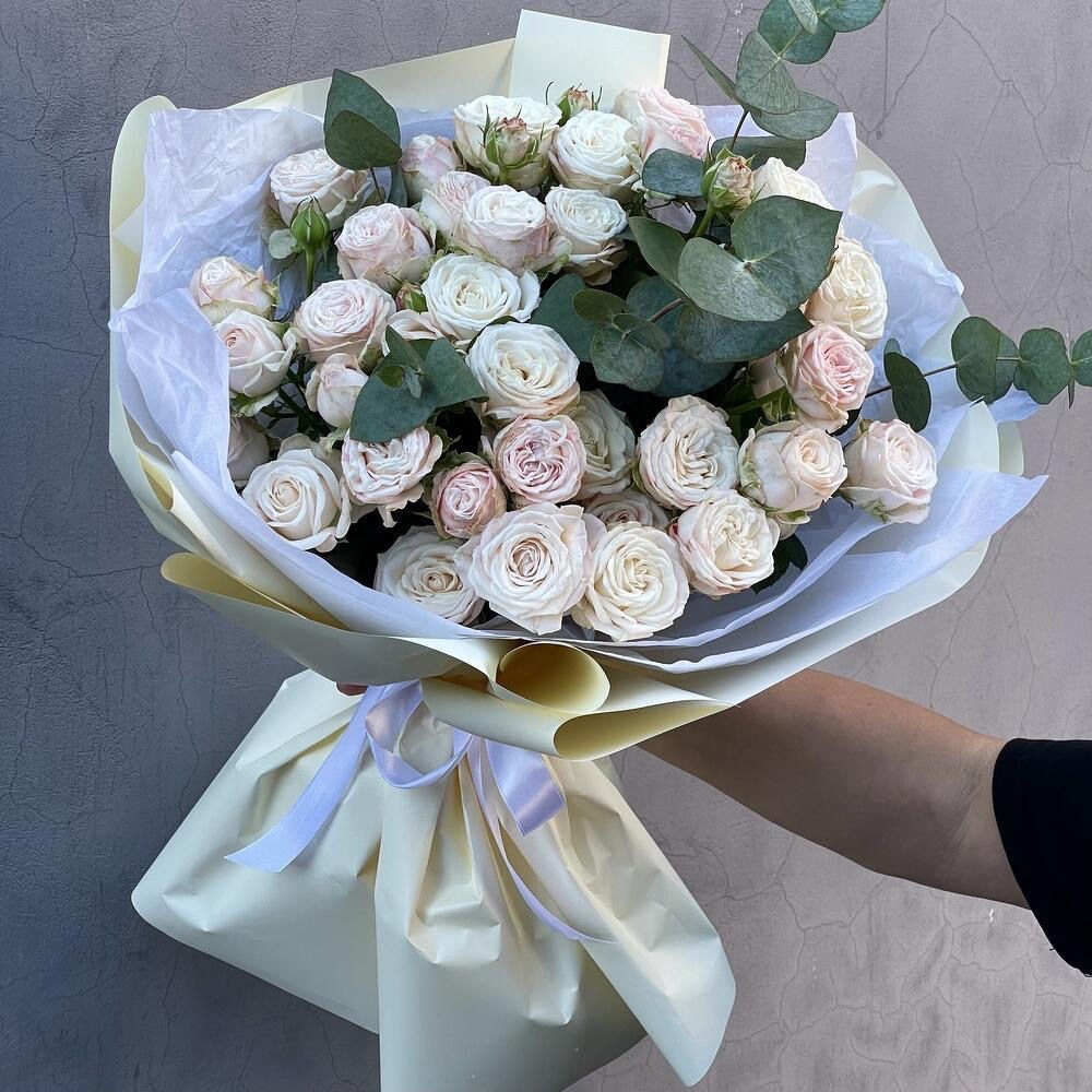 Букет из 11 белых кустовых пионовидных роз сорта Бомбастик (Bombastic) с эвкалиптом