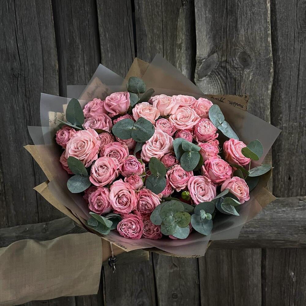 Монобукет из пионовидных кустовых роз Мадам Бомбастик