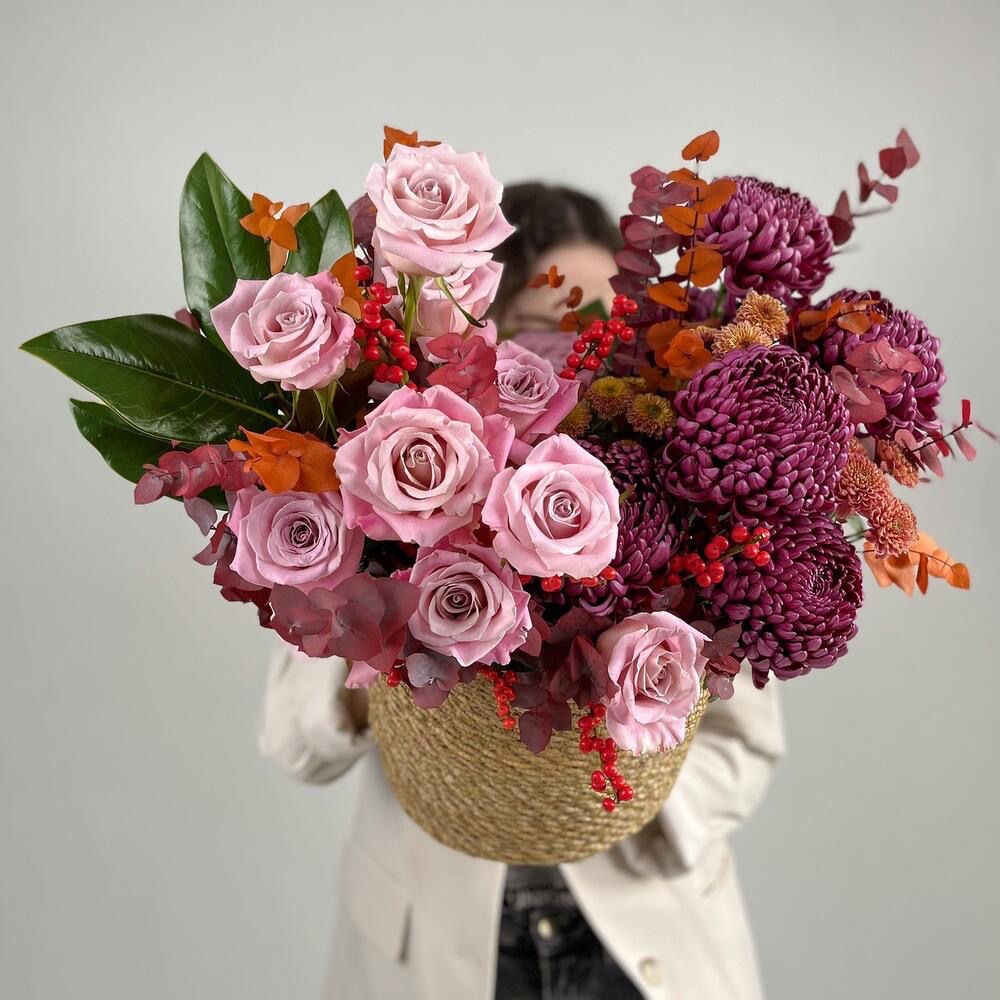 Корзина с хризантемами бигуди, илексом и пудровыми розами