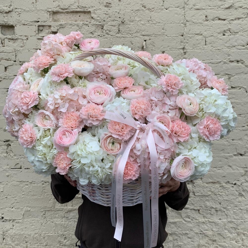 Цветы в корзине букет гортензии диантусы ранункулюсы
