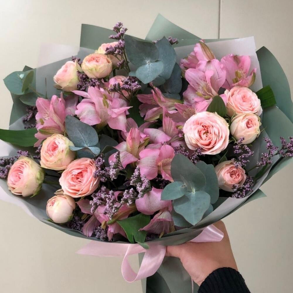 Ароматный букет с кустовой розой и эвкалиптом