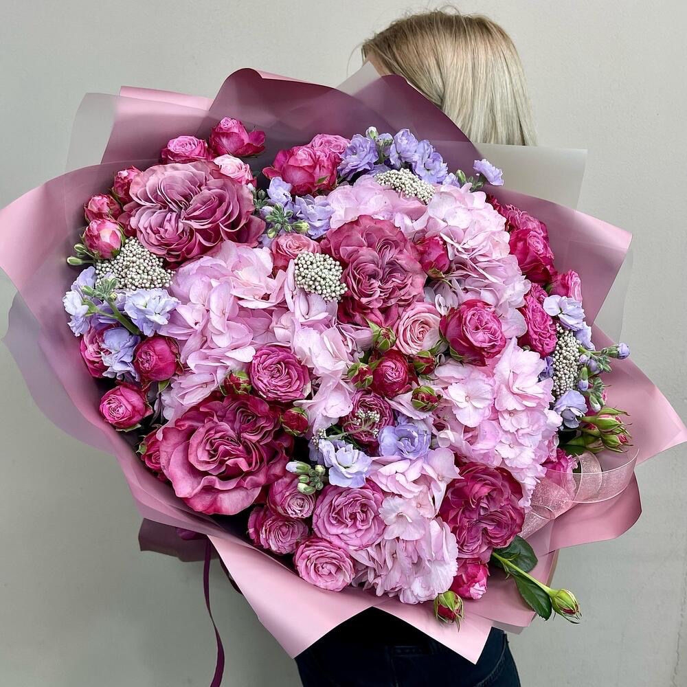 Авторский премиум букет из пионовидных роз и маттиолы