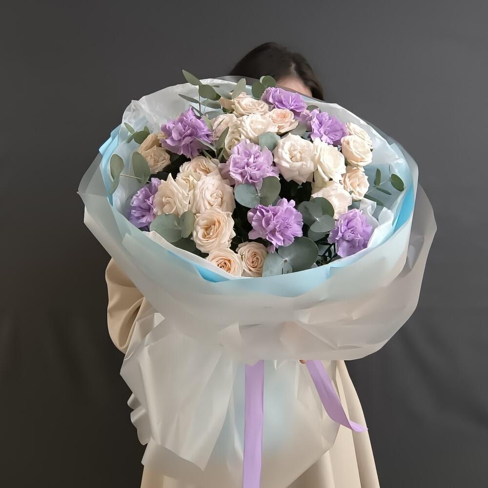 Авторский букет с лавандовыми диантусами и кустовыми розами