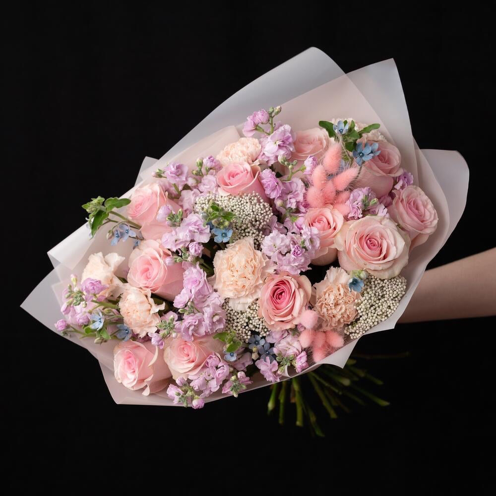 Премиальный букет в розово-лавандовой гамме с розами и ароматной маттиолой