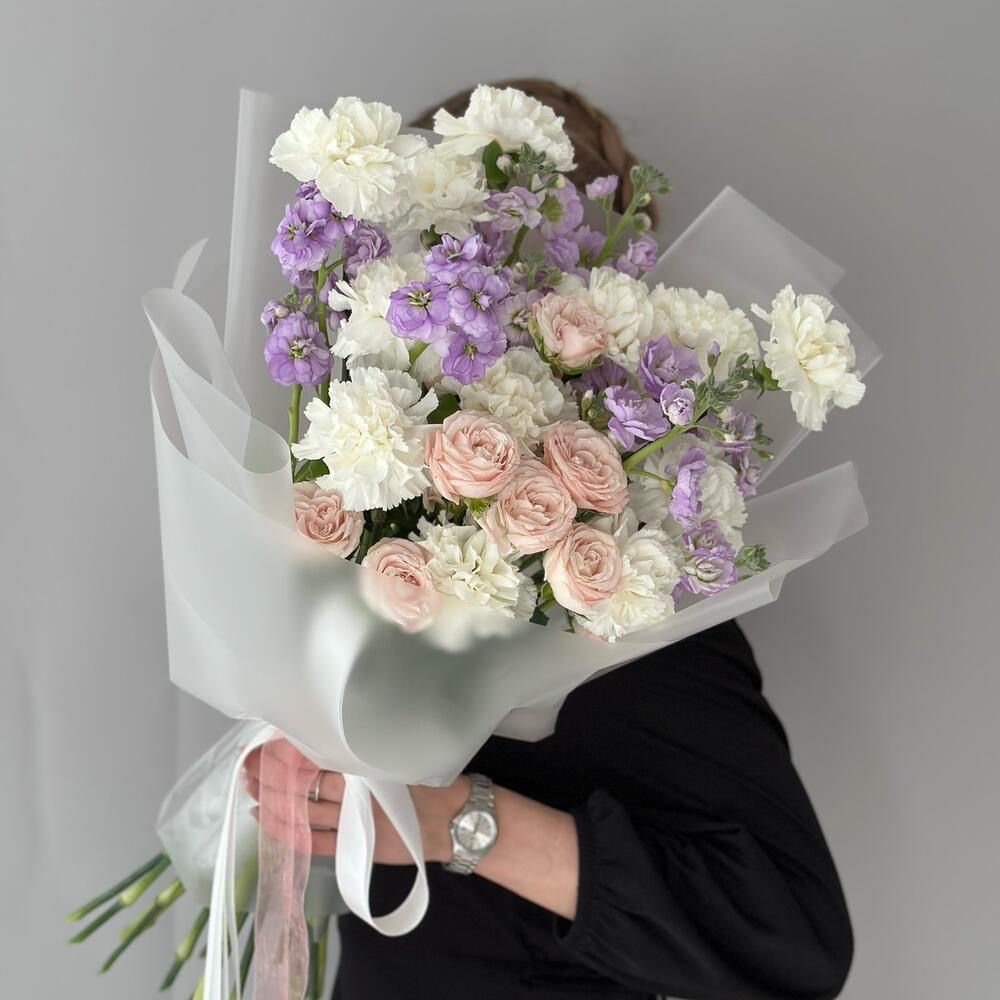 Букет с белым диантусом, нежной розой и лавандовой маттиолой