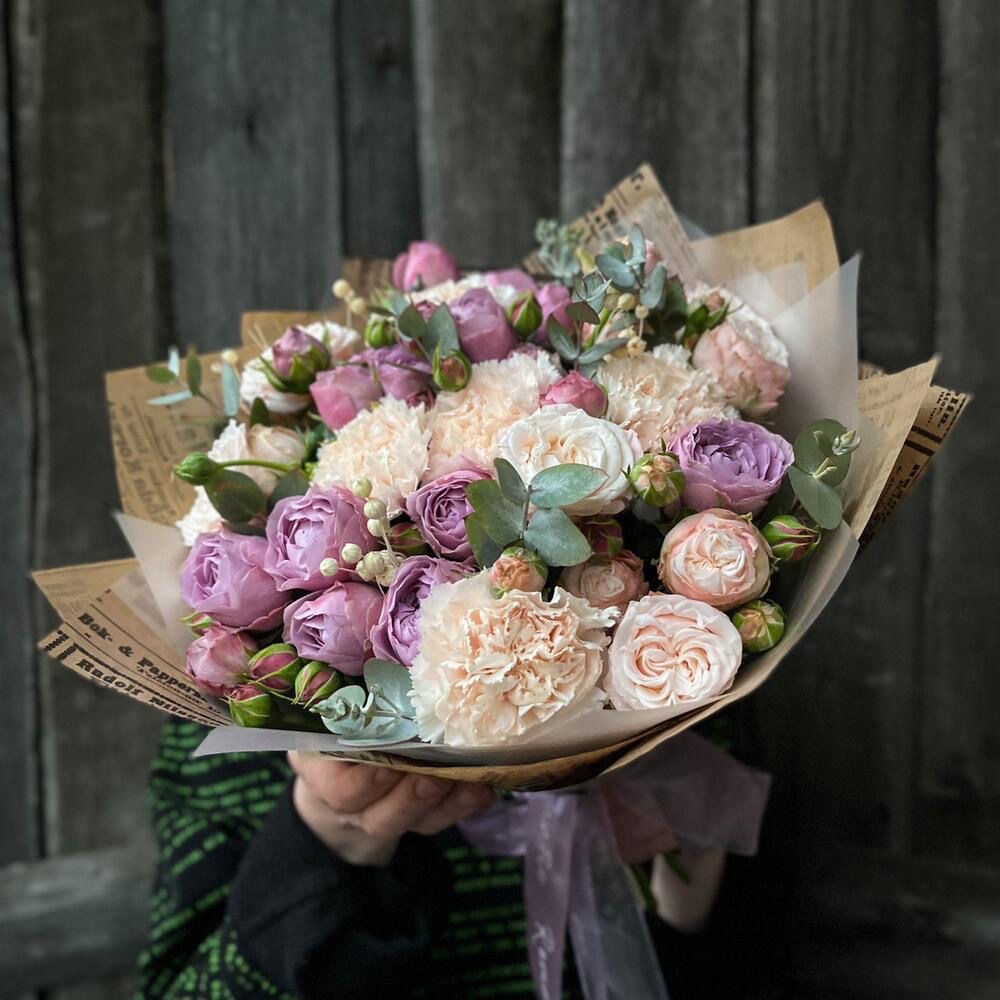 Букет «Трио» с кустовыми розами и диантусами