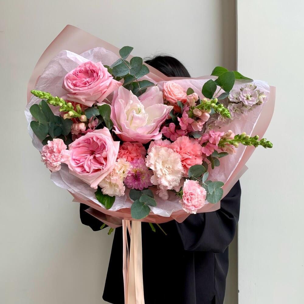 Авторский букет с пионовидными лилиями, садовыми ароматными розами и антиринумом