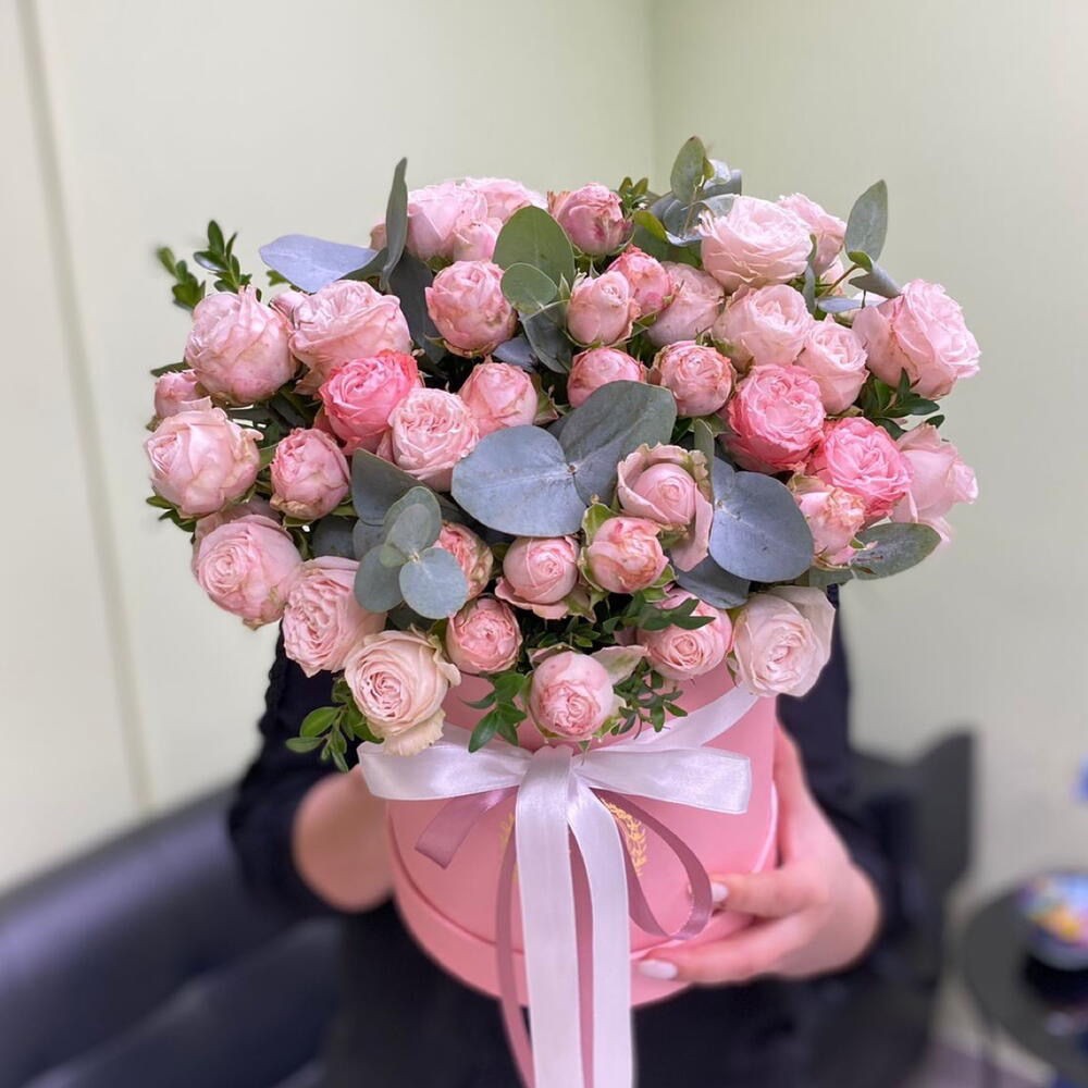 Кустовые розы в коробке