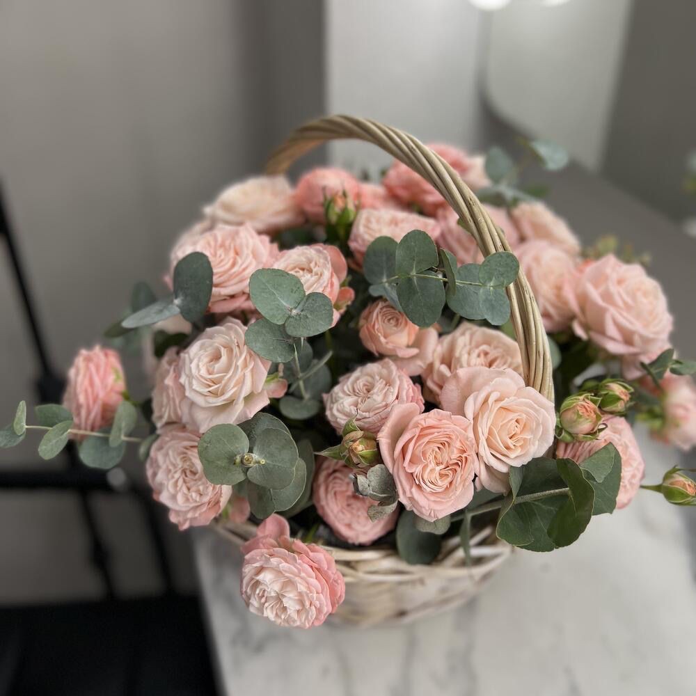 Корзина с кустовой пионовидной розой