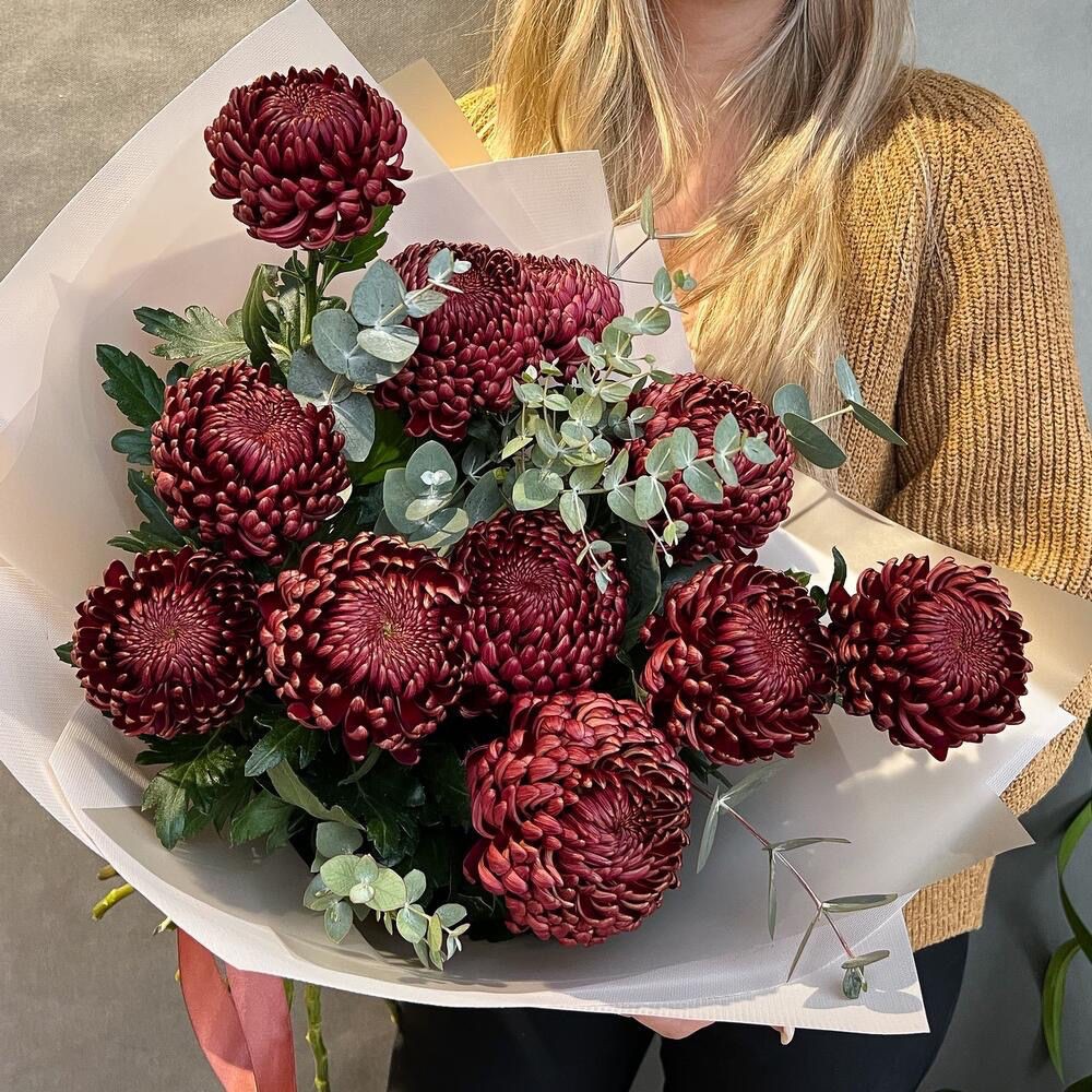 Букет с хризантемой «Бигуди» и эвкалиптом