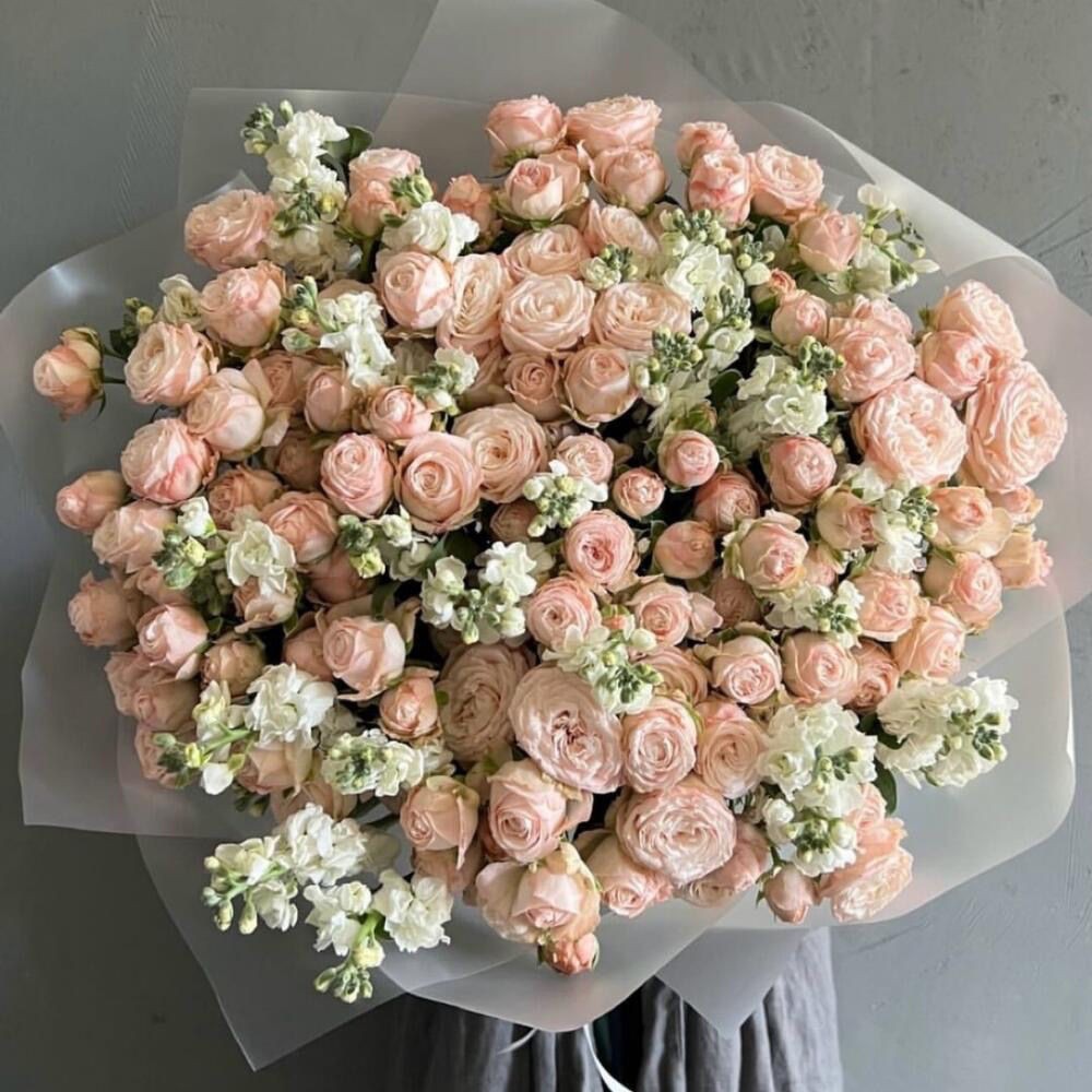 Букет из кустовых пионовидных роз и Матиола