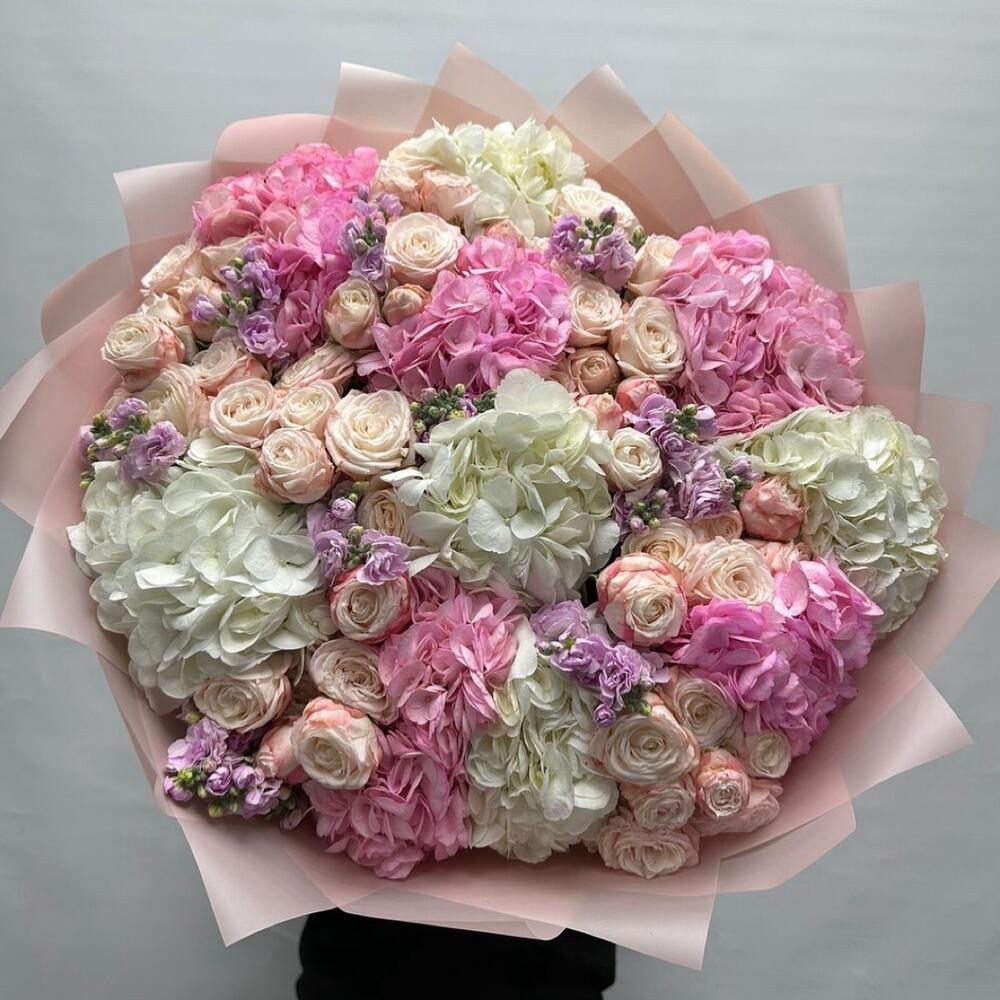 Букет из гортензий и кустовых пионовидных роз