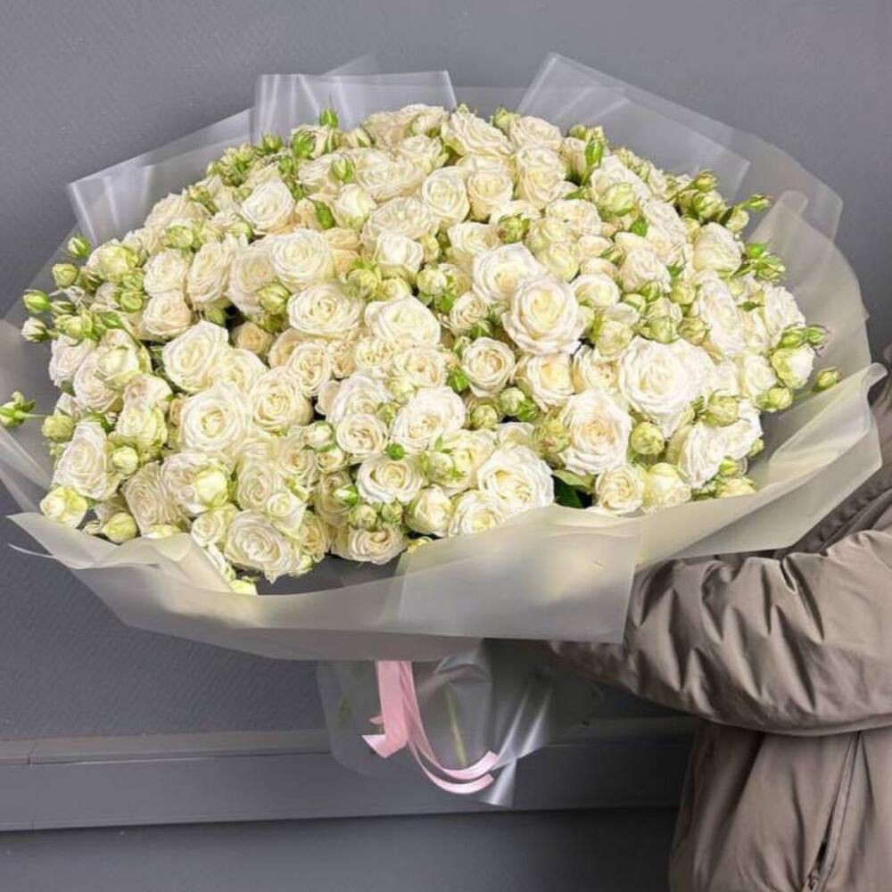 Белая кустовая пионовидная роза