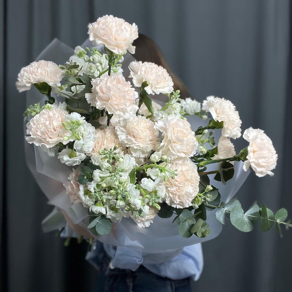 Нежный букет с диантусами и маттиолой