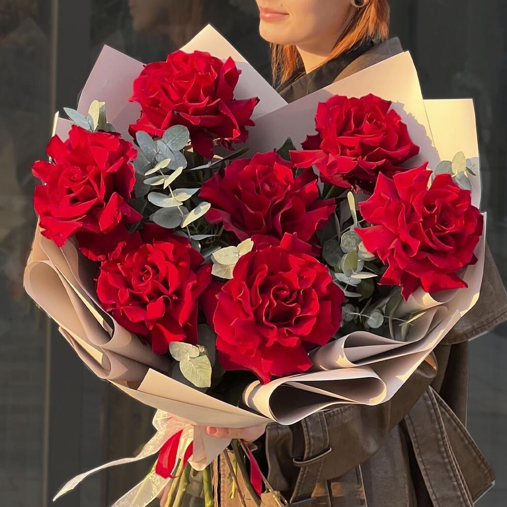 Букет алых французских роз – классика любви и страсти