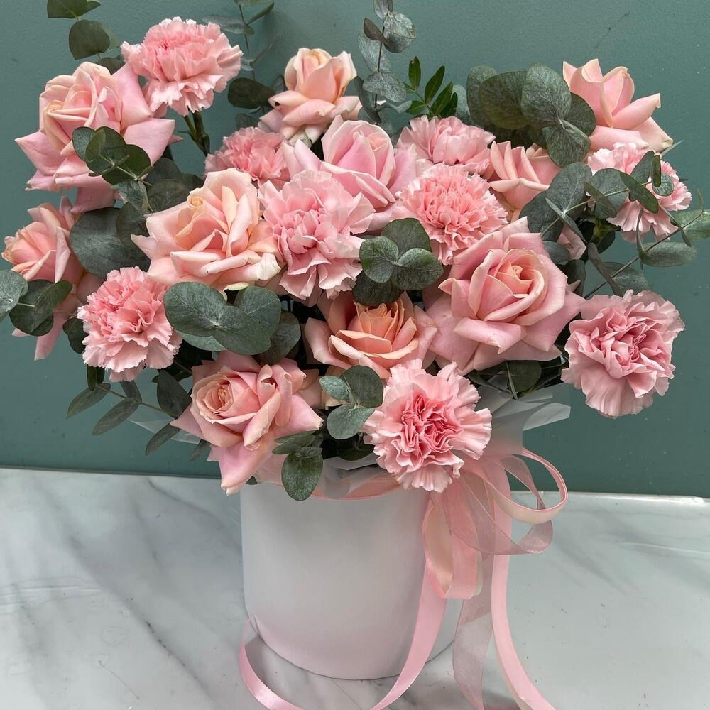 Французская Роза с гвоздикой и эвкалиптом в коробочке