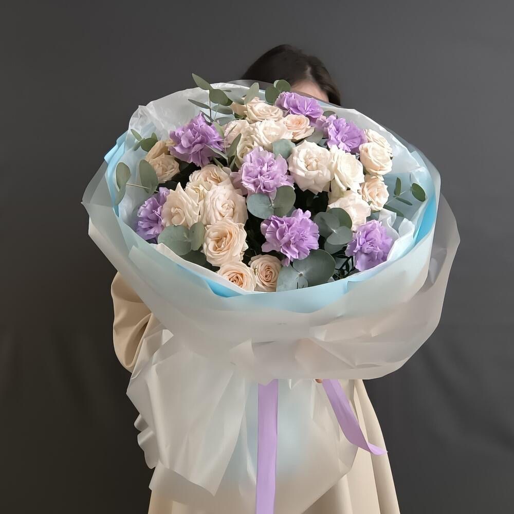 Авторский букет с лавандовыми диантусами и кустовыми розами