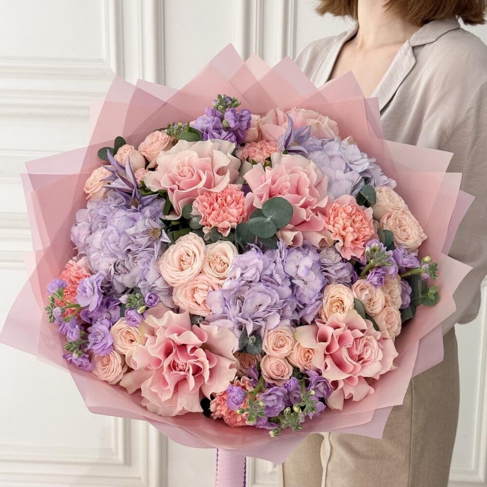 Большой букет в лавандовых тонах с французскими розами