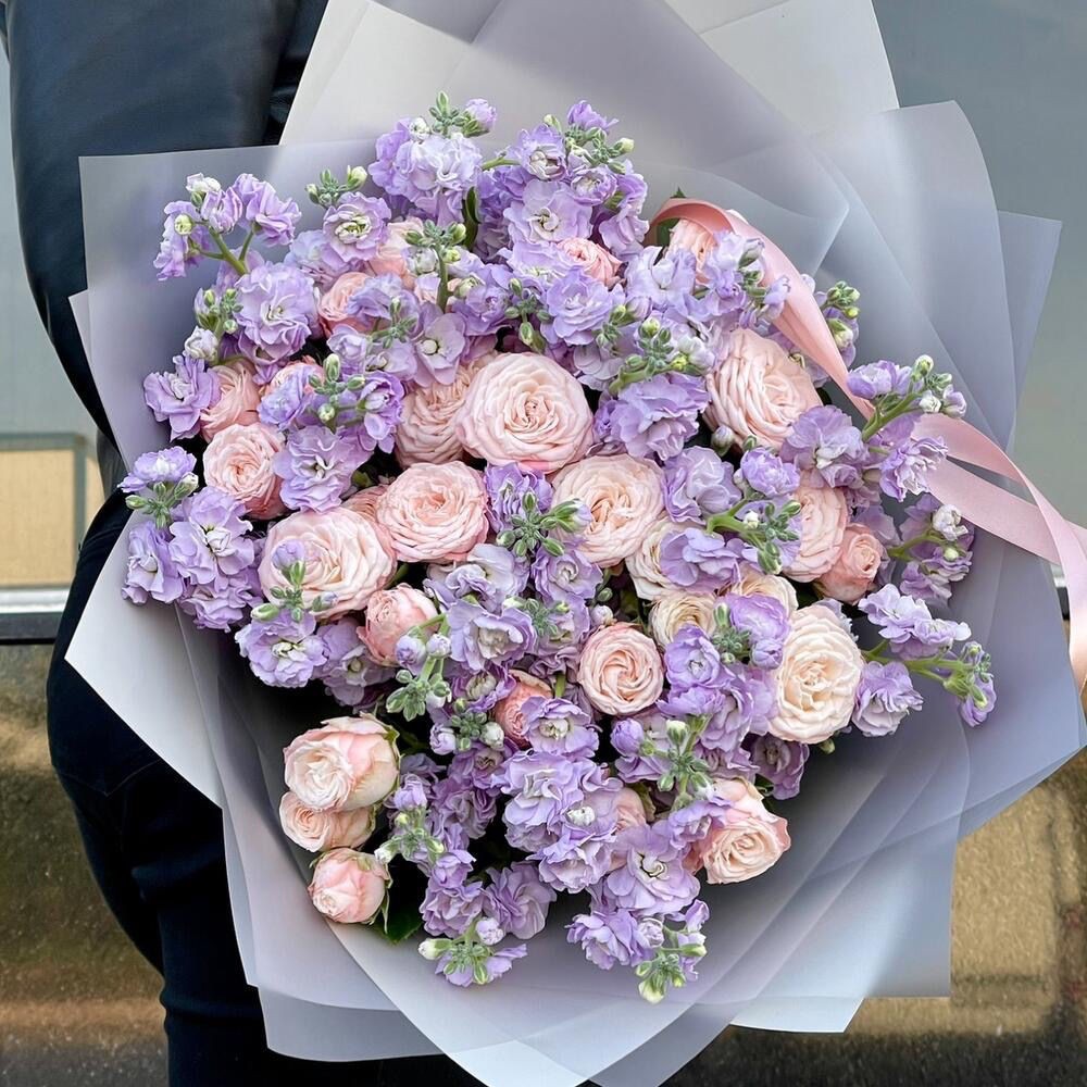 Пионовидная кустовая Роза с маттиолой