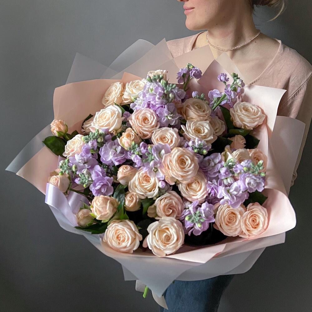 Нежный букет с пион розами и маттиолой.